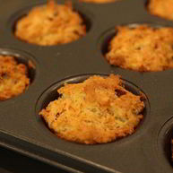 Рецепт Маффинов с копчеными колбасками и сыром