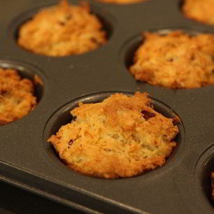 Рецепт Маффинов с копчеными колбасками и сыром