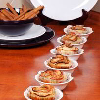 Маффины с кусочками яблок, грецкими орехами и корицей