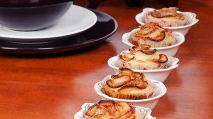 Рецепт Маффинов с кусочками яблок, грецкими орехами и корицей