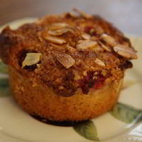 Маффины со свежей малиной и миндальной корочкой