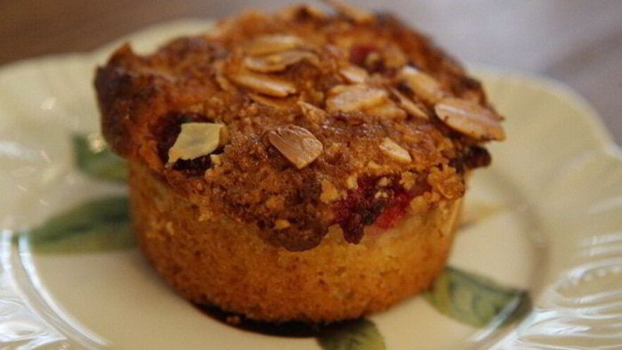 Рецепт маффинов со свежей малиной и миндальной корочкой