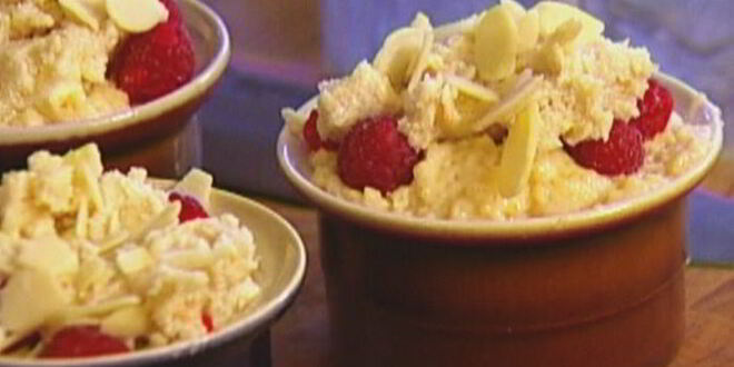 Рецепт маффинов со свежей малиной и миндальной корочкой