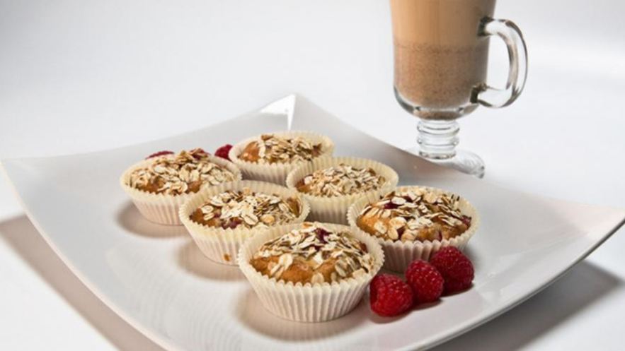 Рецепт овсяных маффинов с малиной