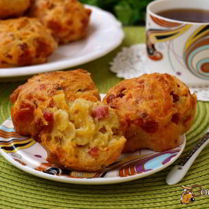 Рецепт Закусочных маффинов с колбасой и сыром