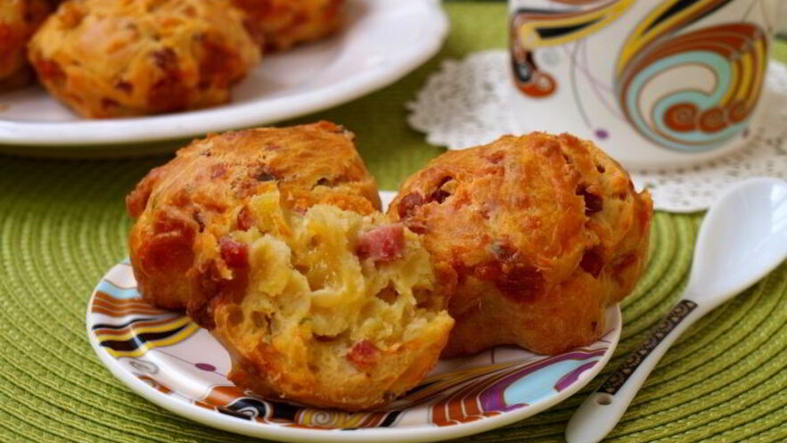 Рецепт закусочных маффинов с колбасой и сыром