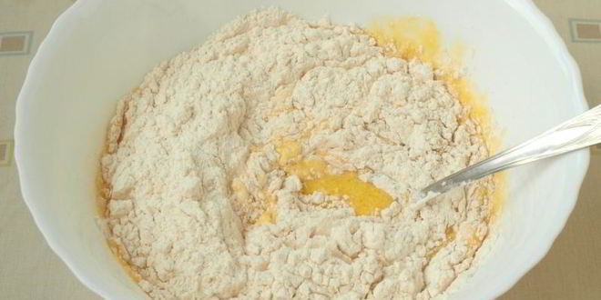 Рецепт закусочных маффинов с колбасой и сыром