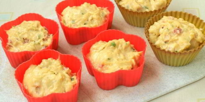 Рецепт закусочных маффинов с колбасой и сыром