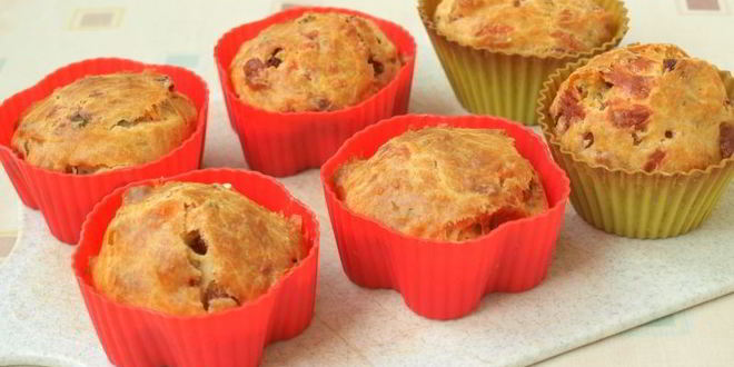 Рецепт закусочных маффинов с колбасой и сыром