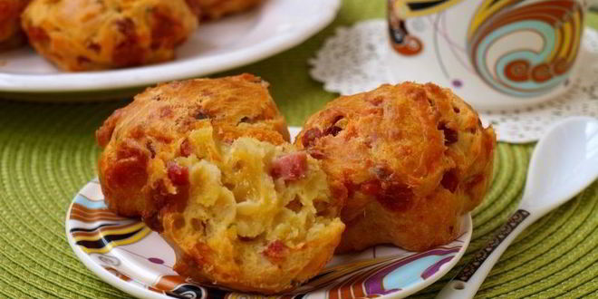 Рецепт закусочных маффинов с колбасой и сыром