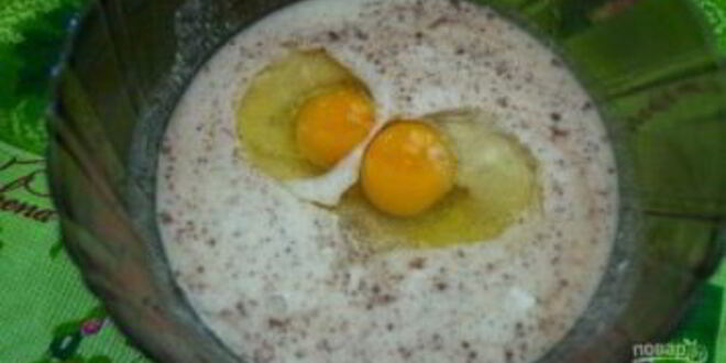 Рецепт шоколадного манника с карамельными яблоками