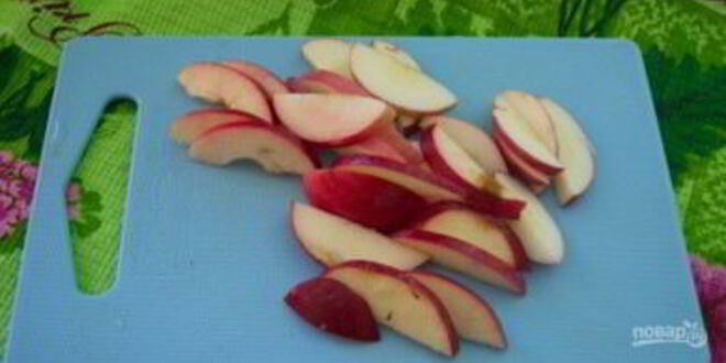 Рецепт шоколадного манника с карамельными яблоками