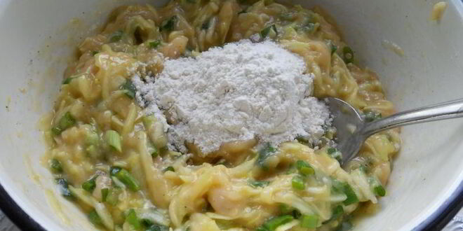 Рецепт куриных оладий с кабачком