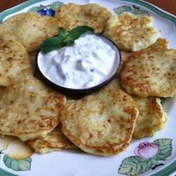 Рецепт Оладушек с мятно-чесночным соусом