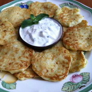 Рецепт Оладушек с мятно-чесночным соусом