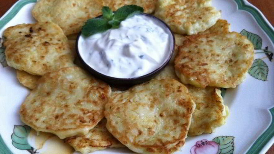 Рецепт оладушек с мятно-чесночным соусом