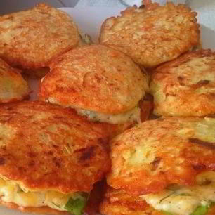 Рецепт Оладий из кабачка с чесноком и сыром