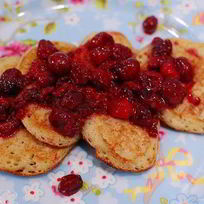 Оладьи с полентой и корицей под ягодным соусом