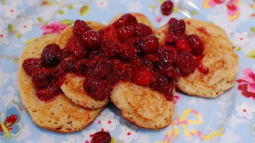 Рецепт оладий с полентой и корицей под ягодным соусом