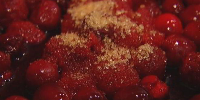 Рецепт оладий с полентой и корицей под ягодным соусом