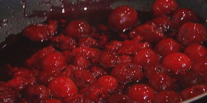 Рецепт оладий с полентой и корицей под ягодным соусом