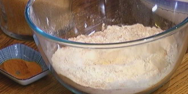 Рецепт оладий с полентой и корицей под ягодным соусом