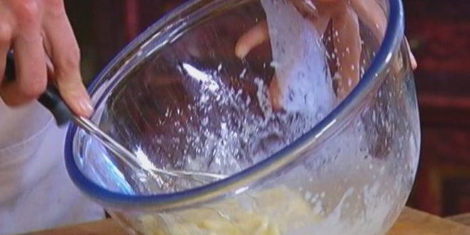 Рецепт оладий с полентой и корицей под ягодным соусом