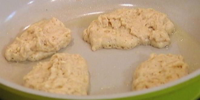 Рецепт оладий с полентой и корицей под ягодным соусом