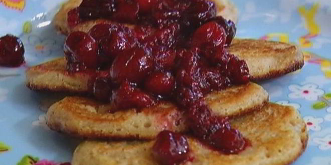 Рецепт оладий с полентой и корицей под ягодным соусом