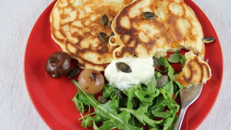 Рецепт оладий с тыквой, козьим сыром и розмарином