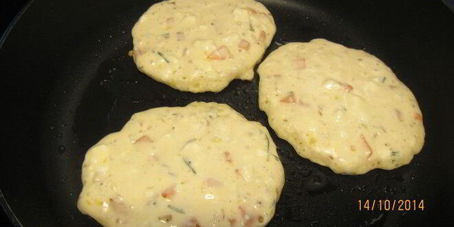 Рецепт оладий с тыквой, козьим сыром и розмарином