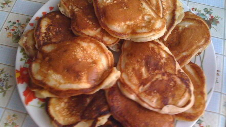 Рецепт пышных сладких оладий с яблоками