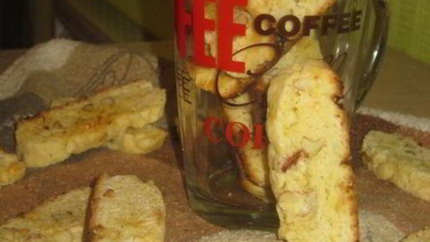 Рецепт итальянских бискотти с белым шоколадом, кокосом и миндалем