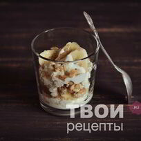 Творожный десерт с печеньем и бананом