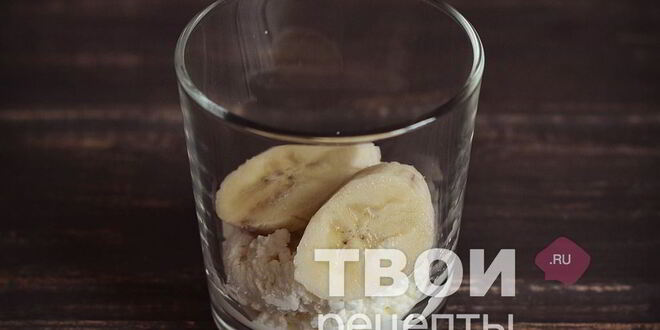Рецепт творожного десерта с печеньем и бананом