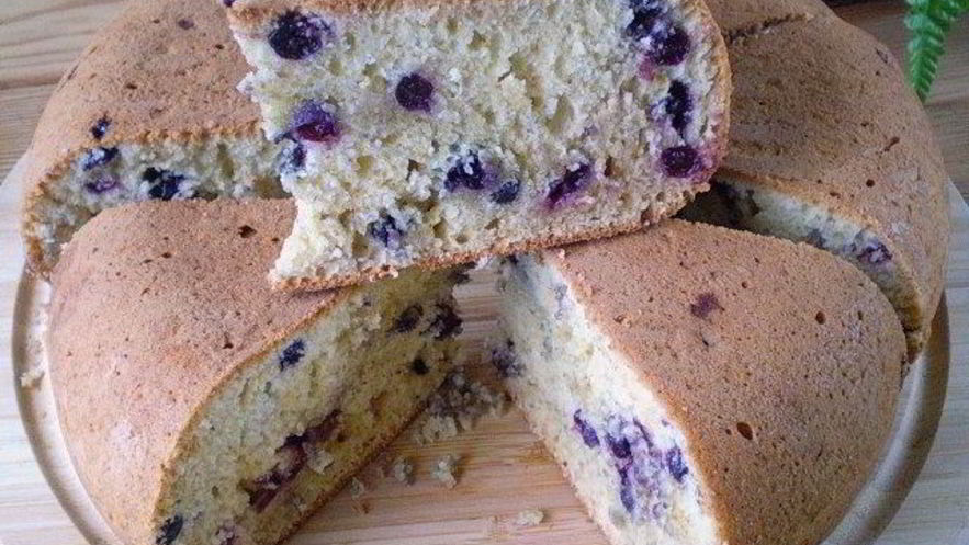 Рецепт бисквитного пирога с ягодами