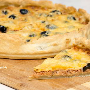 Рецепт Киша с тунцом, томатами и оливками