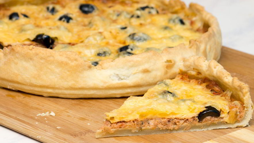 Рецепт киша с тунцом, томатами и оливками
