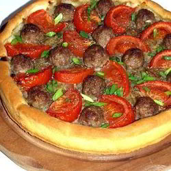 Рецепт Открытого пирога Фантазия с луковой начинкой, фрикадельками и помидорами