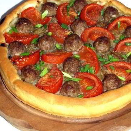 Рецепт Открытого пирога Фантазия с луковой начинкой, фрикадельками и помидорами