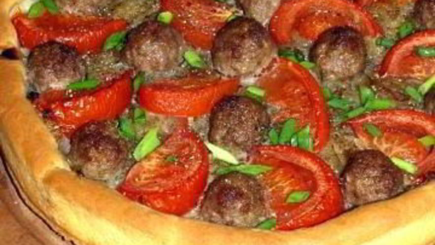 Рецепт открытого пирога фантазия с луковой начинкой, фрикадельками и помидорами