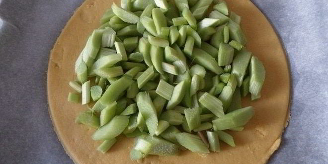 Рецепт открытого пирога с ревенем