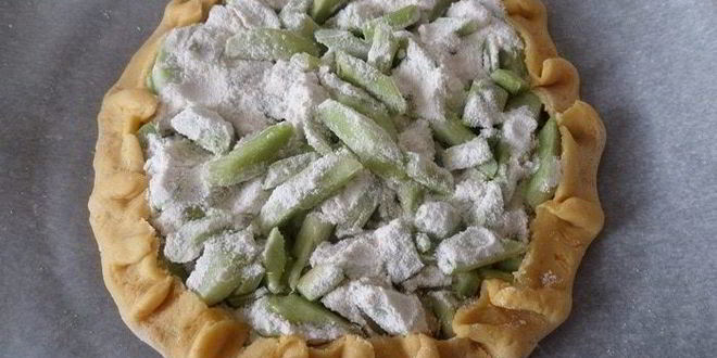 Рецепт открытого пирога с ревенем