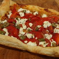 Рецепт Открытого пирога с творогом, перцем и помидорами черри