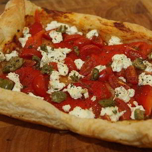 Рецепт Открытого пирога с творогом, перцем и помидорами черри