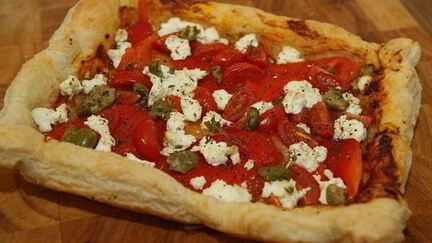 Рецепт Открытого пирога с творогом, перцем и помидорами черри