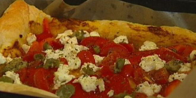 Рецепт открытого пирога с творогом, перцем и помидорами черри