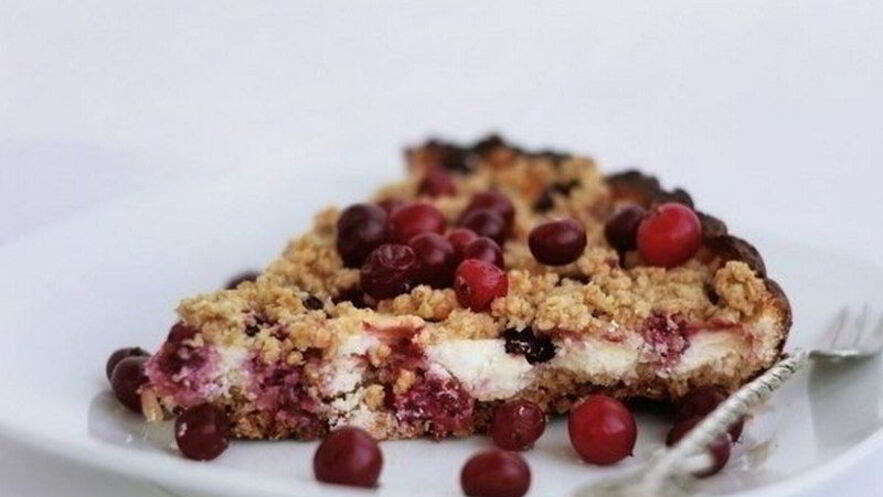 Рецепт овсяного пирога с ягодами и творогом