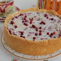 Пирог с манной крупой и брусникой