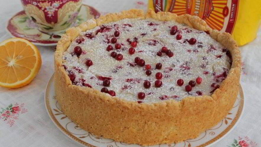 Рецепт пирога с манной крупой и брусникой